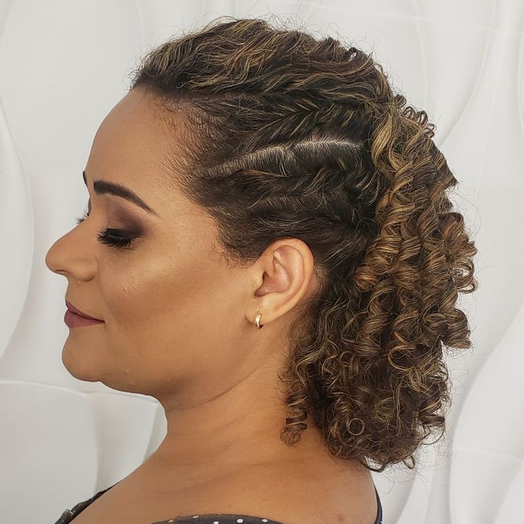 Como Escolher o Penteado Cacheado Perfeito para Afinar o Rosto no Casamento