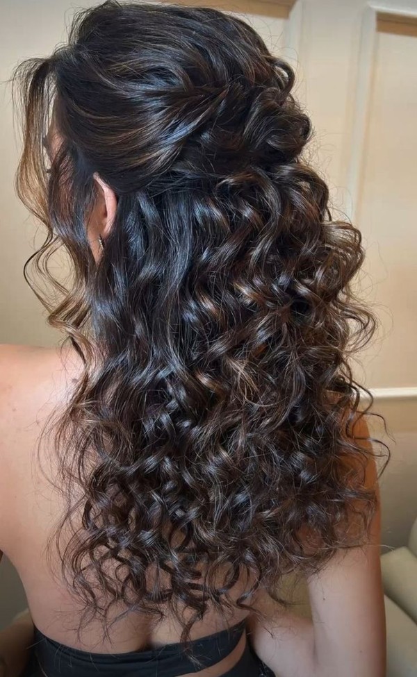 Como Escolher o Penteado Cacheado Perfeito para Afinar o Rosto no Casamento