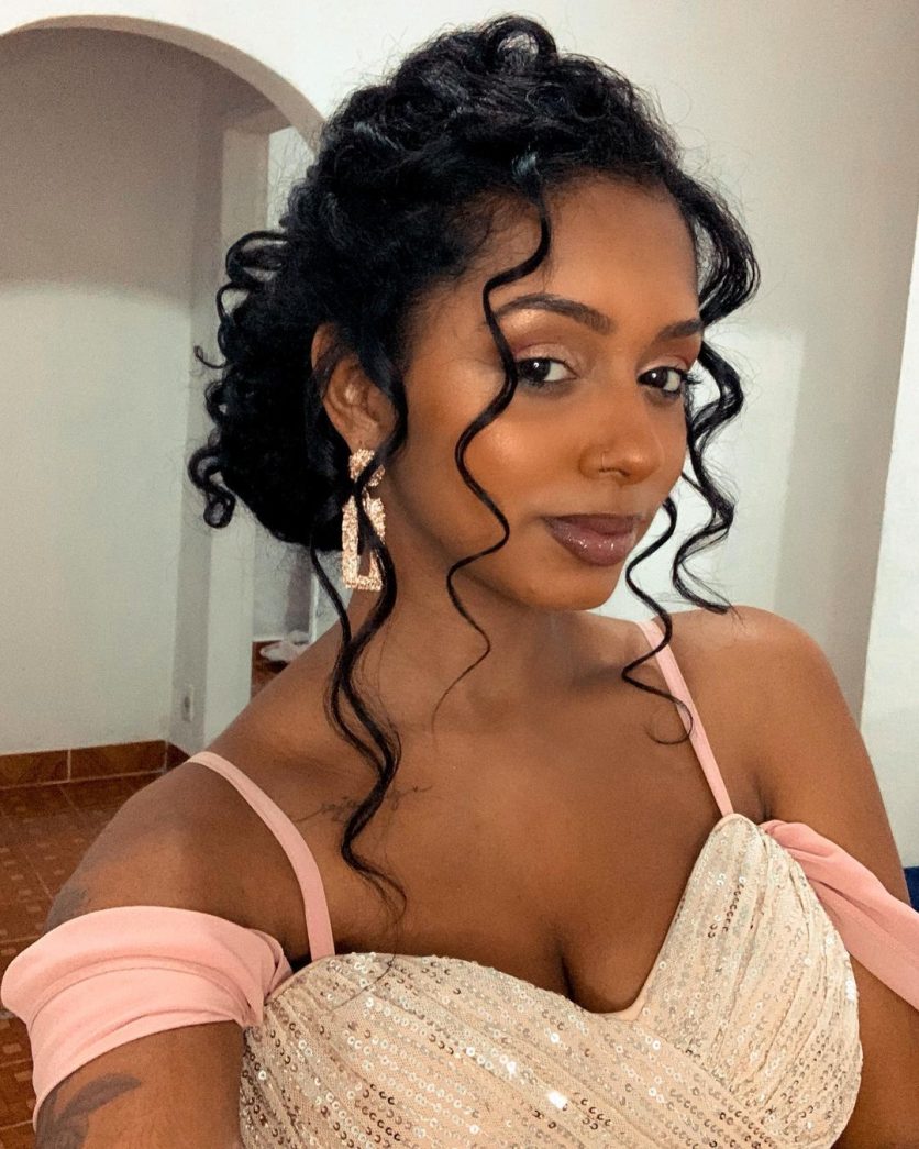 Acessórios Essenciais para Penteados de Madrinha com Cabelo Cacheado Curto