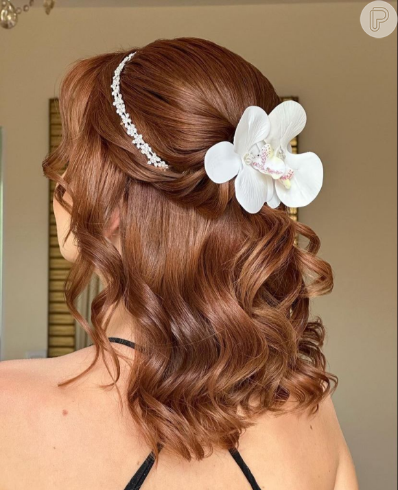 Tendências de Penteados para Noivas de Cabelo Curto em Casamentos ao Ar Livre