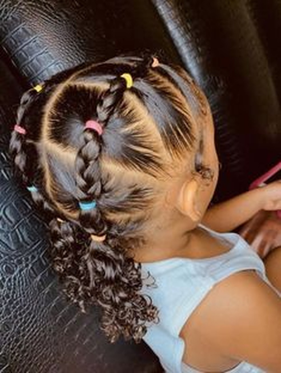 cuidados com cabelo de criança na praia