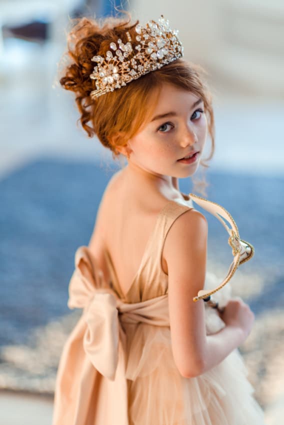 penteado infantil com tiara de flores