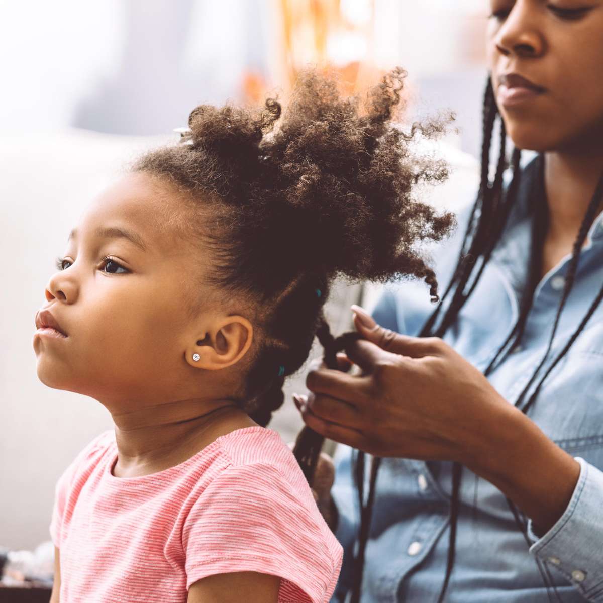 Penteado infantil rabo de cavalo lateral com fitas