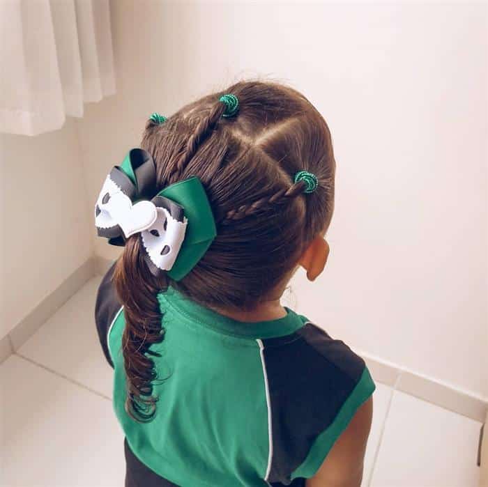 Penteado infantil rabo de cavalo lateral com amarração