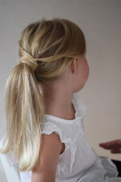 Penteado infantil rabo de cavalo lateral com fitas