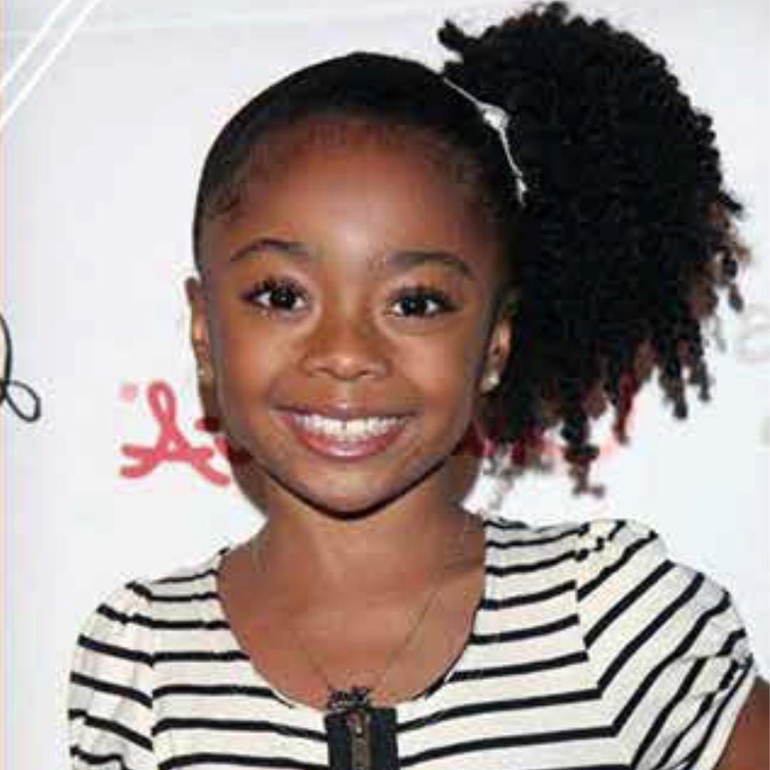 Penteado infantil rabo de cavalo lateral com fitas