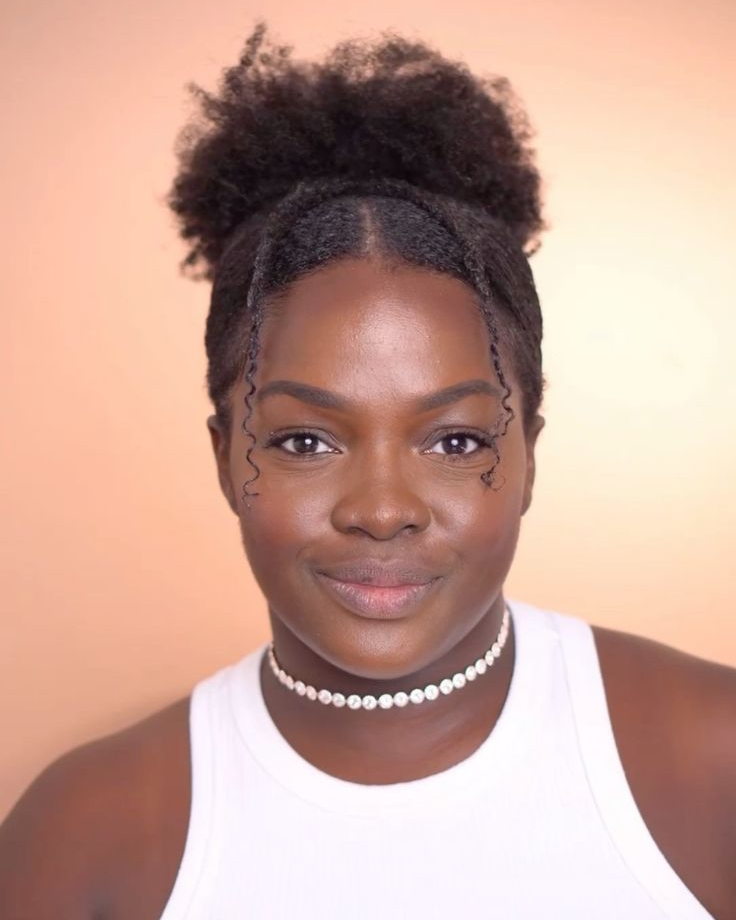 Passo a Passo: Penteado Semipreso com Trança Lateral para Cabelos Curtos