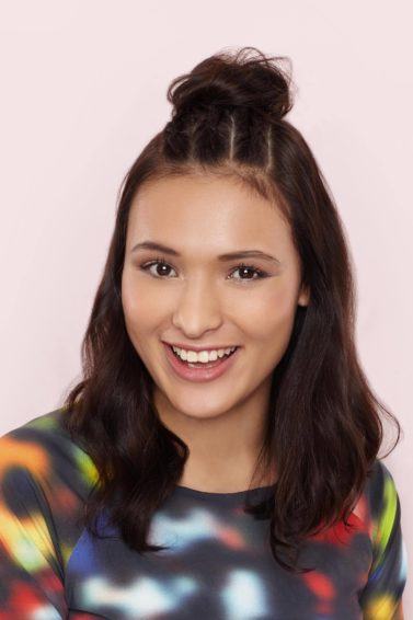 Cores que Realçam: Roupas para Combinar com seu Penteado de Cabelo Preto