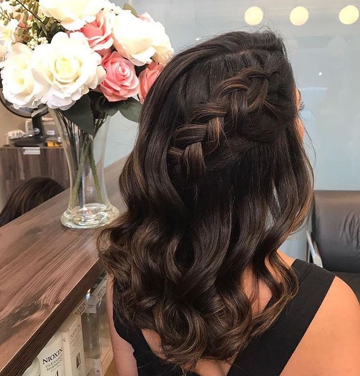 Cores que Realçam: Roupas para Combinar com seu Penteado de Cabelo Preto