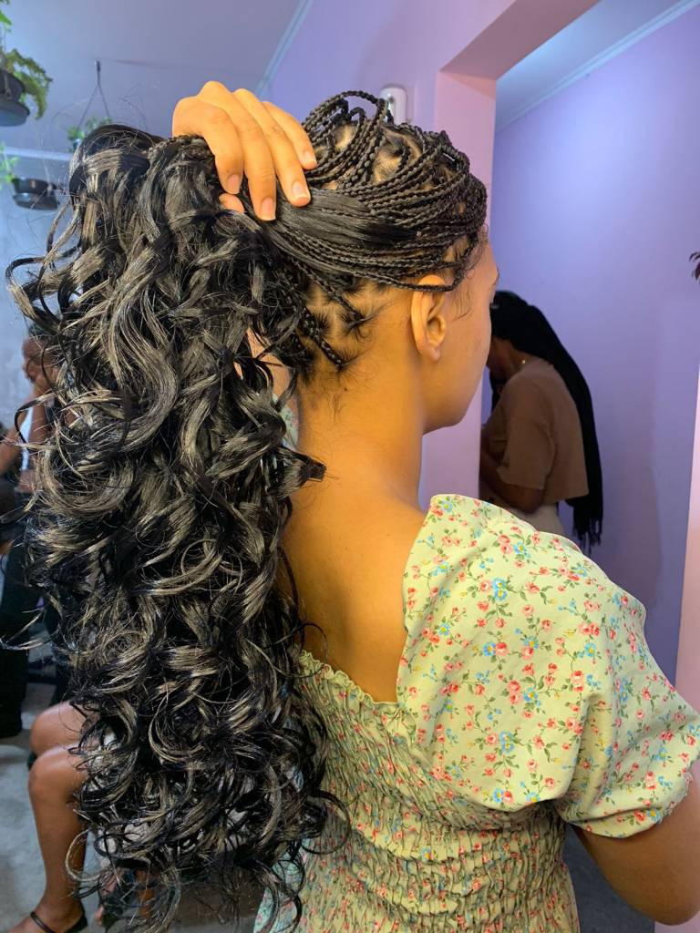 penteados cabelo solto com cachos nas pontas