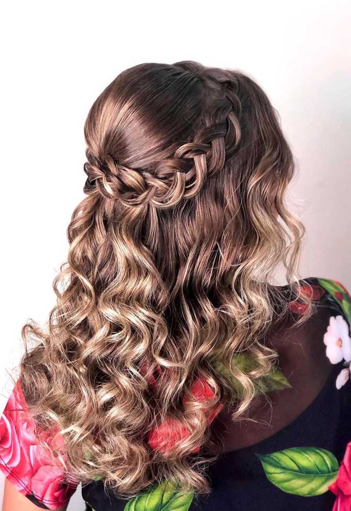 Acessórios Essenciais para Penteados com Cachos Soltos