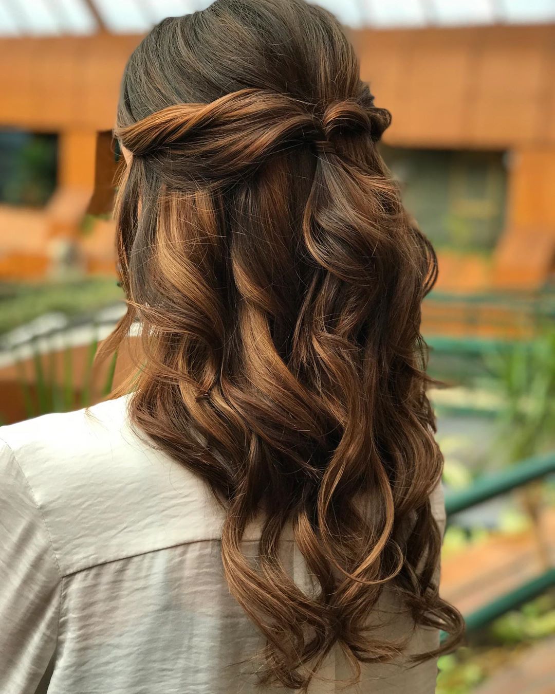 Acessórios Essenciais para Penteados com Cachos Soltos