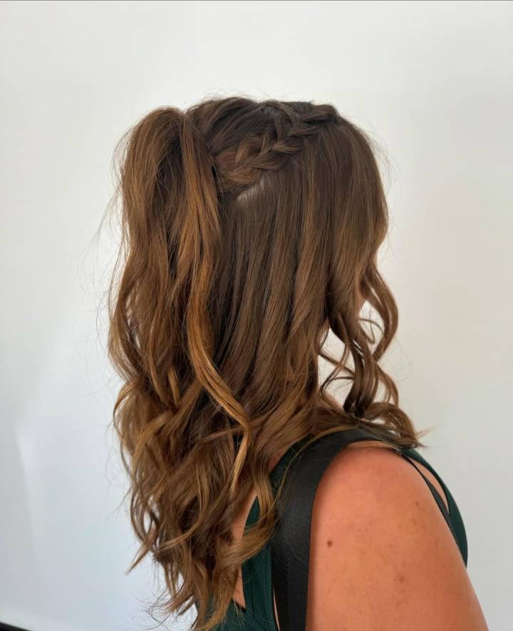 Penteados Semi-Presos para Noivas: Elegância e Versatilidade
