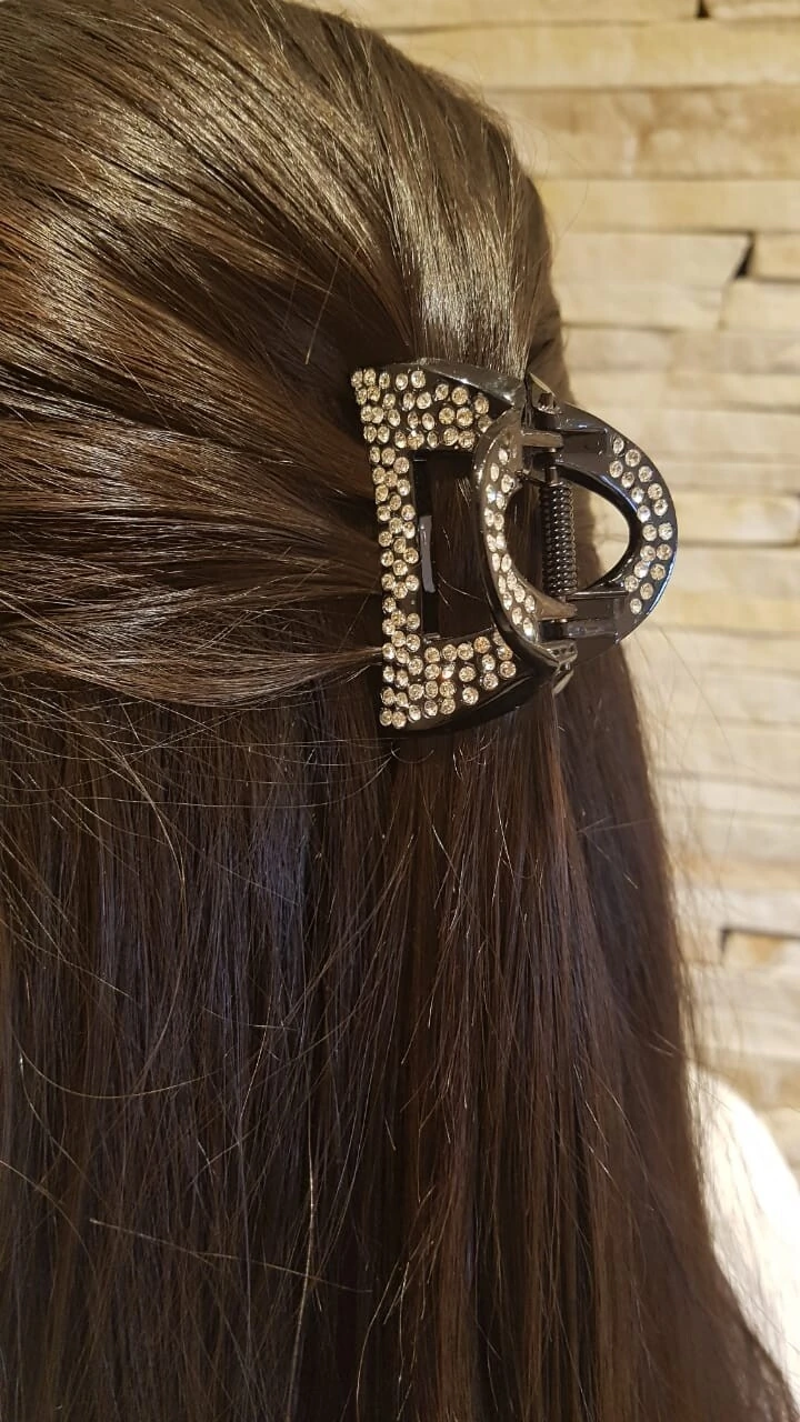 Penteados com Presilhas para Cabelos Cacheados: Do Day After à Festa