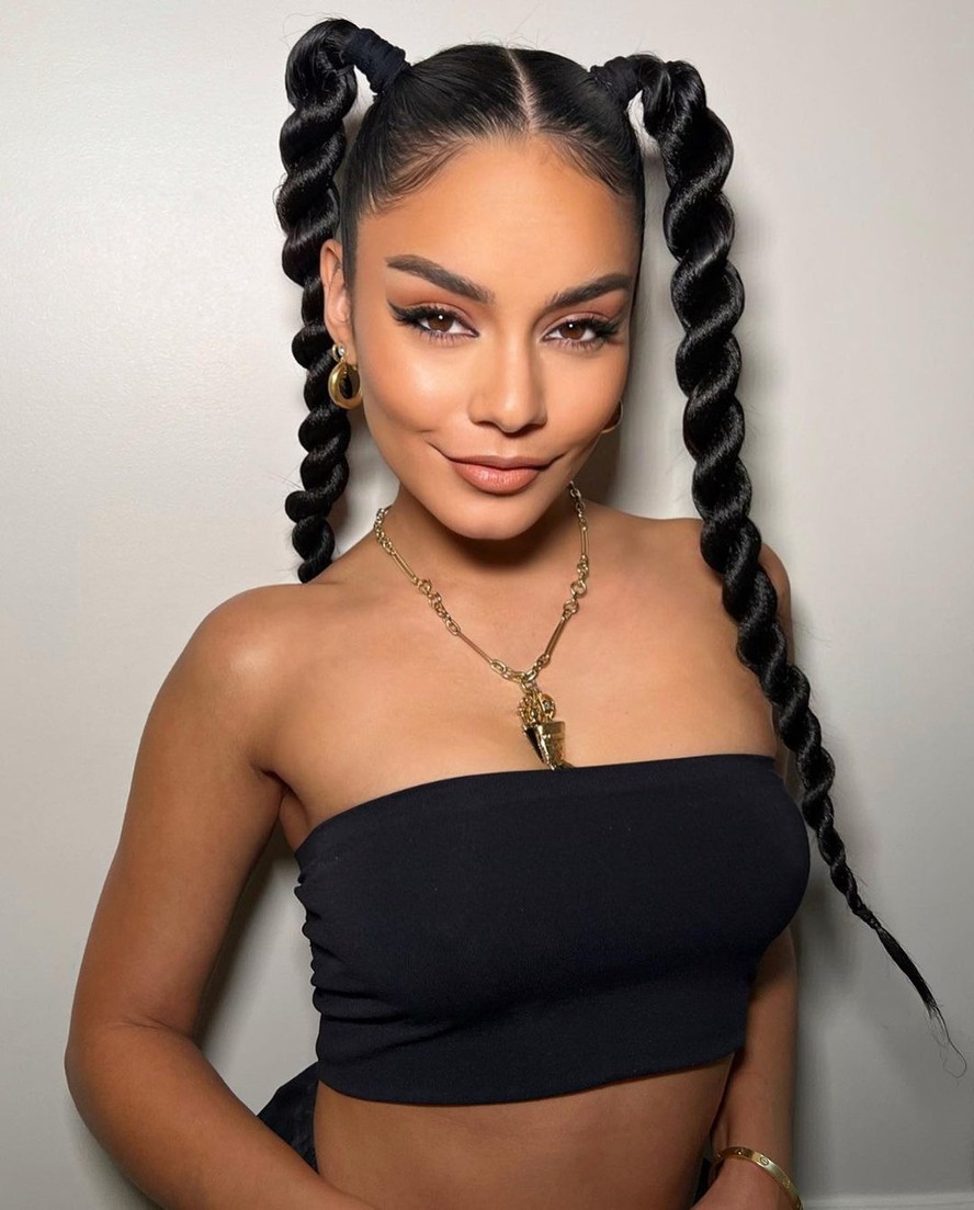 5 Ideias de Penteados para Festas que Vão Arrasar em 2025
Como Escolher o Penteado Perfeito para o Seu Tipo de Cabelo
Tendências de Penteados: Do Clássico ao Moderno para Eventos Especiais
Guia Completo de Penteados para Cabelos Curtos em Festas
Tranças e Coques: Os Penteados Queridinhos das Festas de Fim de Ano