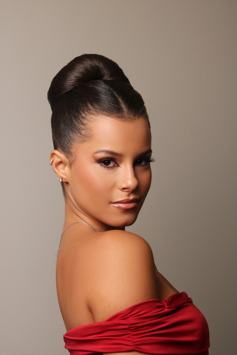 5 Ideias de Penteados para Festas que Vão Arrasar em 2025
Como Escolher o Penteado Perfeito para o Seu Tipo de Cabelo
Tendências de Penteados: Do Clássico ao Moderno para Eventos Especiais
Guia Completo de Penteados para Cabelos Curtos em Festas
Tranças e Coques: Os Penteados Queridinhos das Festas de Fim de Ano