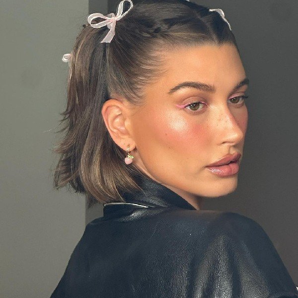 Inspirações de Acessórios: Brincos e Presilhas que Transformam Seu Cabelo Curto