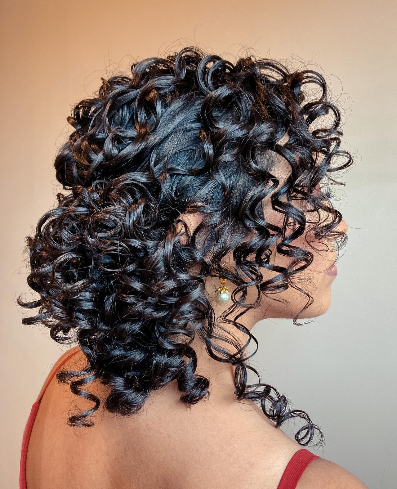 Guia Completo de Coques para Noivas Cacheadas