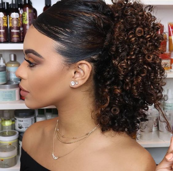 Penteados Semi-Presos Românticos para Madrinhas de Cabelo Cacheado