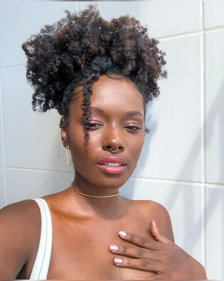 Penteados Semi-Presos Românticos para Madrinhas de Cabelo Cacheado