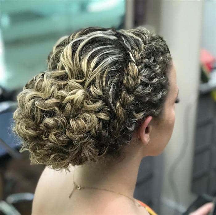 Tranças e Rabos de Cavalo Modernos para Convidadas Cacheadas