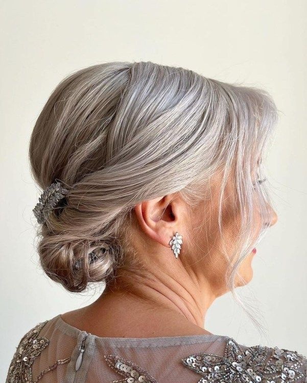 5 ideias de títulos para posts sobre penteados para a mãe do noivo:
1. Penteados Incríveis para a Mãe do Noivo: Cabelos Médios Elegantes
2. O Guia Definitivo de Penteados para a Mãe do Noivo
3. Tendências de Penteados para Casamentos: Foco na Mãe do Noivo
4. Penteados Clássicos e Modernos para a Mãe do Noivo com Cabelos Médios
5. Dicas de Ouro: Como Escolher o Penteado Perfeito para a Mãe do Noivo