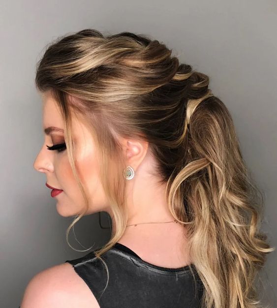 5 ideias de títulos para posts sobre penteados para a mãe do noivo:
1. Penteados Incríveis para a Mãe do Noivo: Cabelos Médios Elegantes
2. O Guia Definitivo de Penteados para a Mãe do Noivo
3. Tendências de Penteados para Casamentos: Foco na Mãe do Noivo
4. Penteados Clássicos e Modernos para a Mãe do Noivo com Cabelos Médios
5. Dicas de Ouro: Como Escolher o Penteado Perfeito para a Mãe do Noivo