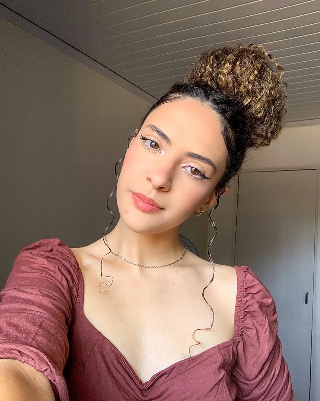 Penteados Clássicos de Formatura: Elegância e Durabilidade para a Noite Toda