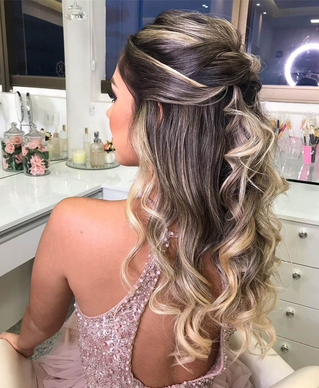 Penteados Minimalistas vs. Volumosos: Qual Escolher para Sua Formatura 2025?