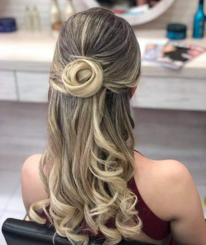 Coques e Tranças: Escolha o Ideal para Sua Festa
4. Cabelo Perfeito para Aniversário: Dicas Essenciais para Cada Tipo de Festa e Cabelo
5. Transforme Seu Look: Penteados que Alongam o Rosto e Valorizam Seus Cachos