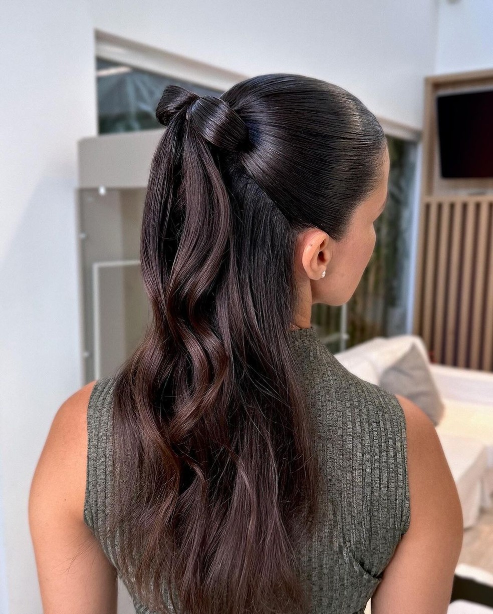 Coques e Tranças: Escolha o Ideal para Sua Festa
4. Cabelo Perfeito para Aniversário: Dicas Essenciais para Cada Tipo de Festa e Cabelo
5. Transforme Seu Look: Penteados que Alongam o Rosto e Valorizam Seus Cachos