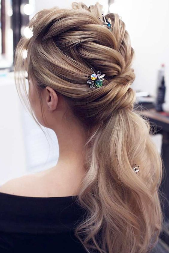 Coques e Tranças: Escolha o Ideal para Sua Festa
4. Cabelo Perfeito para Aniversário: Dicas Essenciais para Cada Tipo de Festa e Cabelo
5. Transforme Seu Look: Penteados que Alongam o Rosto e Valorizam Seus Cachos