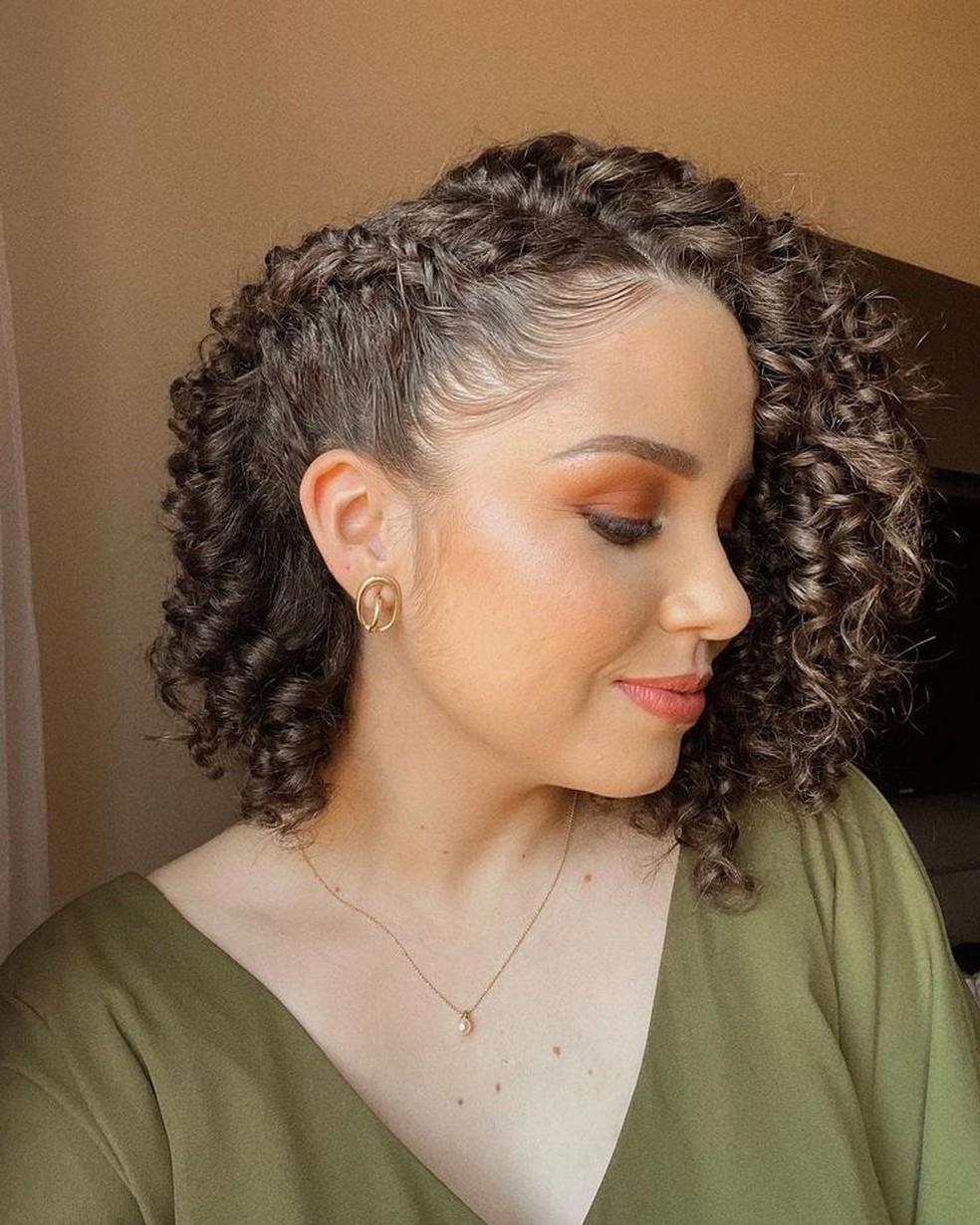 Como escolher o penteado ideal para madrinhas com cabelo crespo em cada tipo de cerimônia