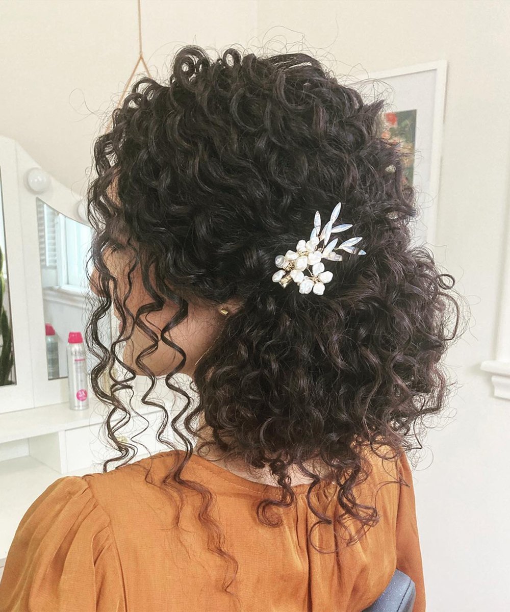 Penteados para cabelo crespo curto: Do dia a dia à festa