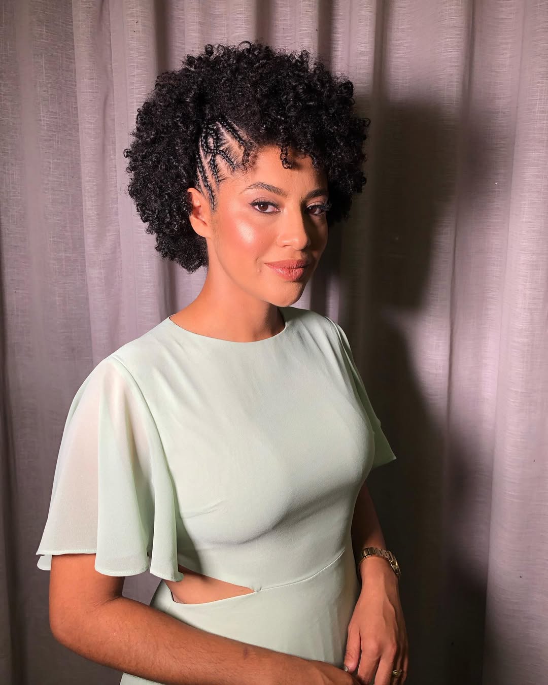 Acessórios para cabelo crespo curto: Guia completo para madrinhas