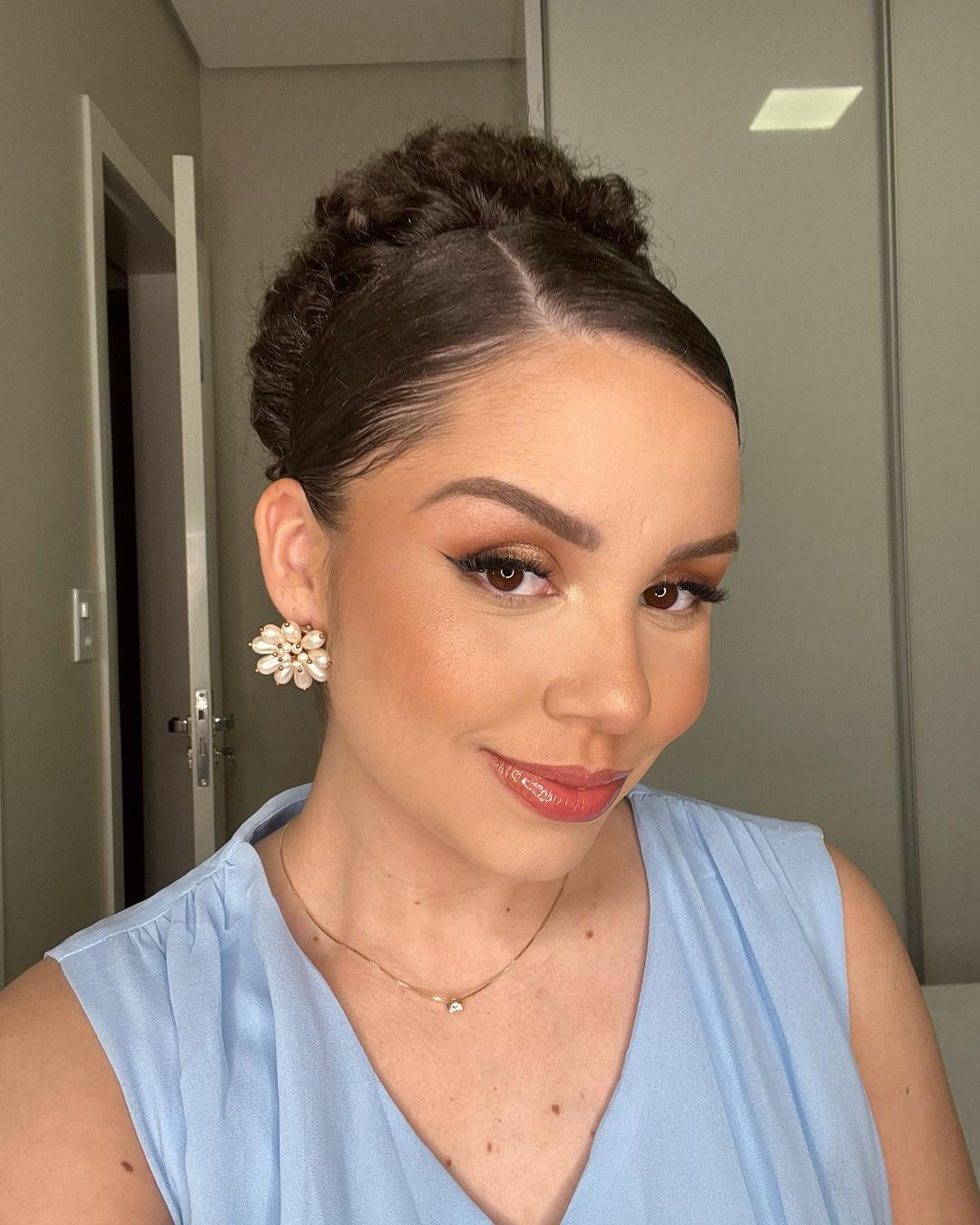 penteado lateral com ondas para vestido de um ombro só