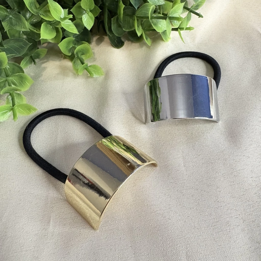 Prendedor banana: O acessório clássico que voltou com tudo