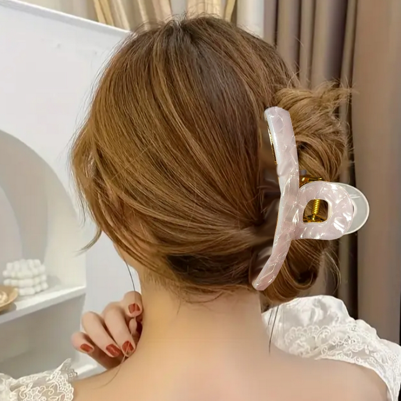 Evite a quebra: Materiais de prendedores de cabelo que você deve usar (e evitar)