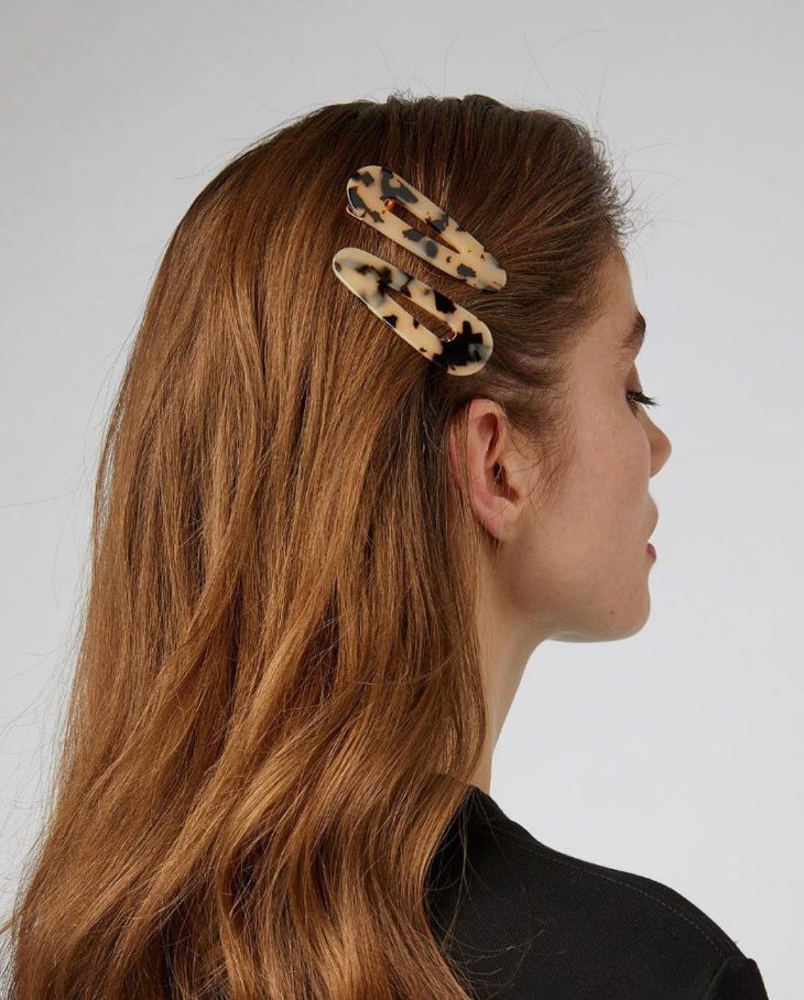 Laços de Cabelo: Como Adotar a Tendência Romântica com Estilo