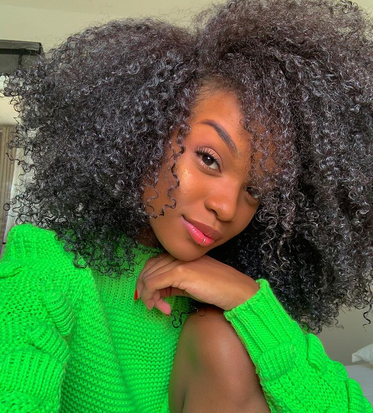 Hidratação Caseira Profunda: Receitas para Cabelos Cacheados Ressecados