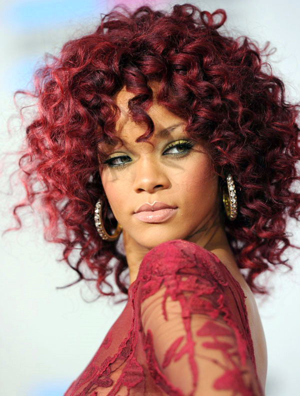 Recriando os Penteados Icônicos de Rihanna com Cabelo Vermelho