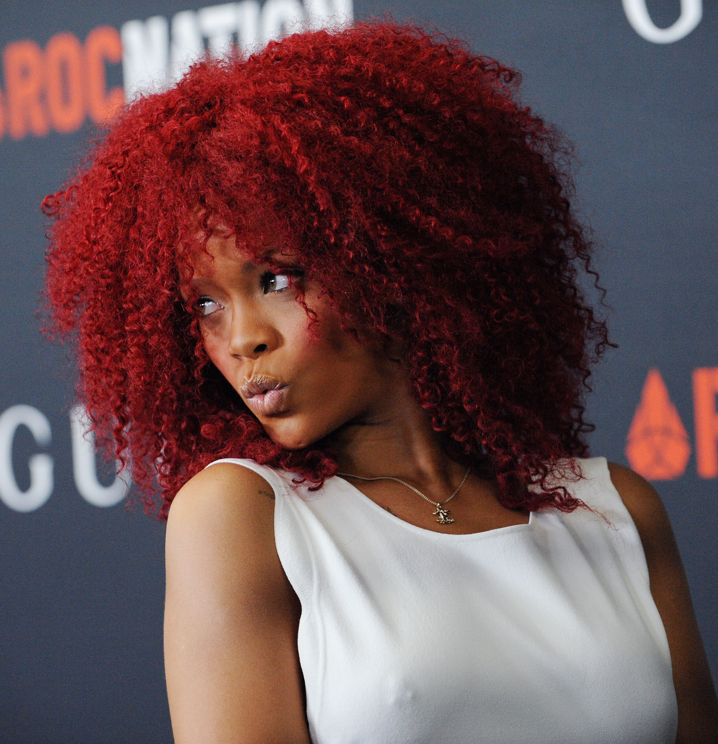 A Evolução do Cabelo Vermelho de Rihanna: Da Era Loud aos Dias Atuais