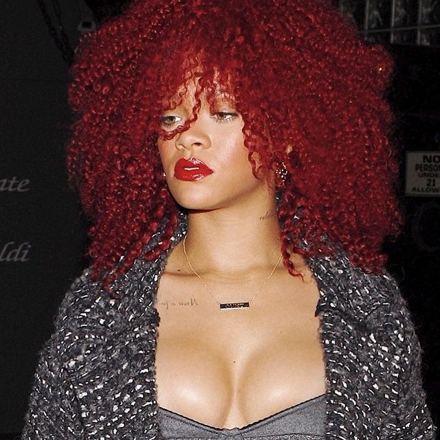 rihanna com cabelo vermelho