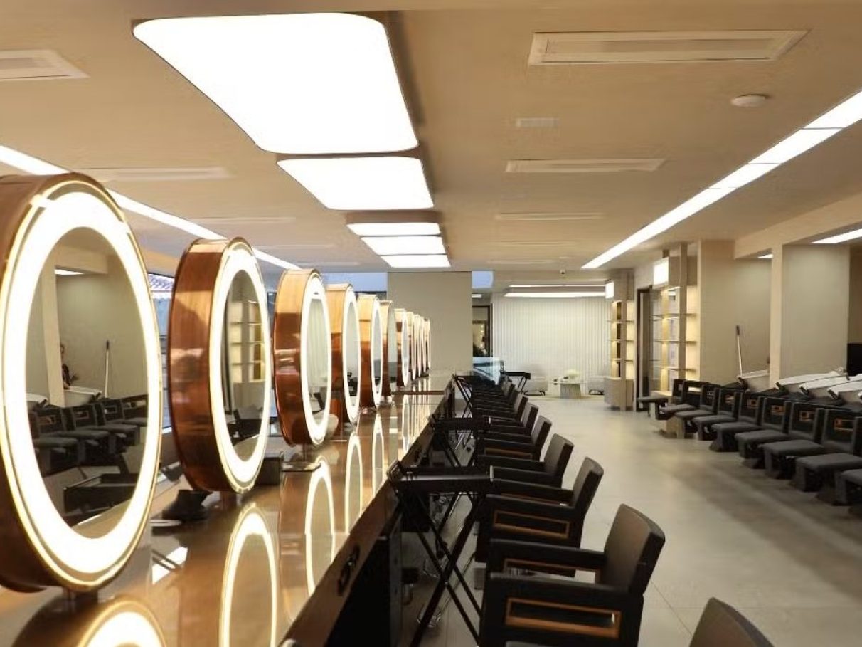 1. Os 5 Melhores Salões de Mega Hair em São Paulo para Transformações Incríveis
2. Mega Hair de Fita Adesiva: A Escolha Segura para um Cabelo Longo e Saudável
3. Descubra o ROM Concept: O Maior Salão de Beleza do Mundo em São Paulo
4. Como Escolher o Cabelo Ideal para Mega Hair: Dicas de Especialistas
5. Mega Hair em SP: Guia Completo dos Salões Mais Renomados