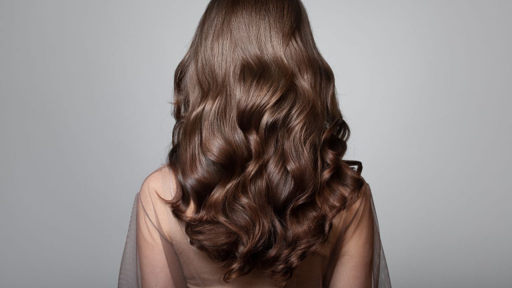 Guia Completo das Simpatias com Cabelo para Crescimento e Força