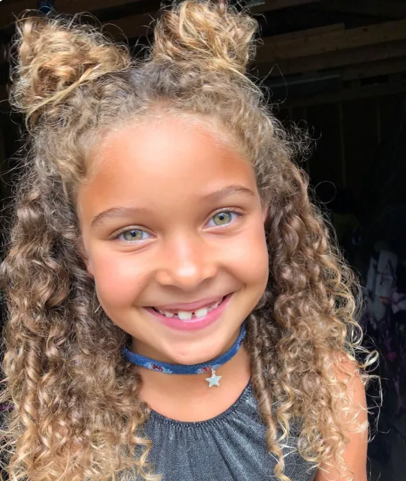 penteado infantil maria-chiquinha topo cacheado