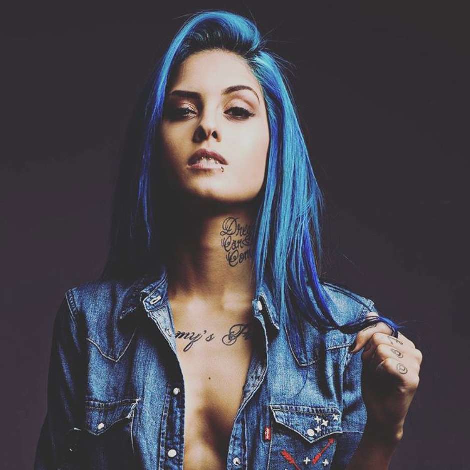 tati zaqui cabelo azul