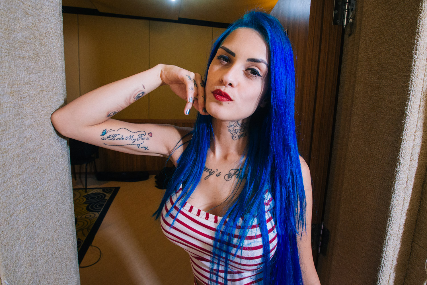 Os Diferentes Tons de Azul que Tati Zaqui Já Usou e Suas Inspirações