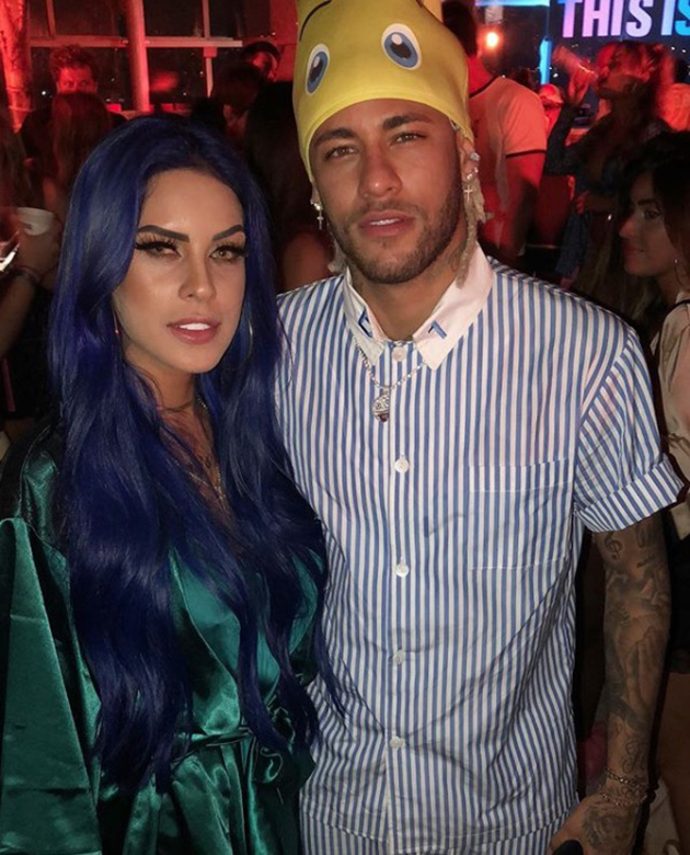 Os Diferentes Tons de Azul que Tati Zaqui Já Usou e Suas Inspirações