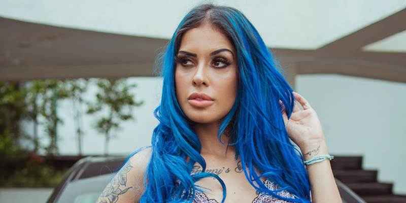 A História por Trás do Cabelo Azul Icônico de Tati Zaqui